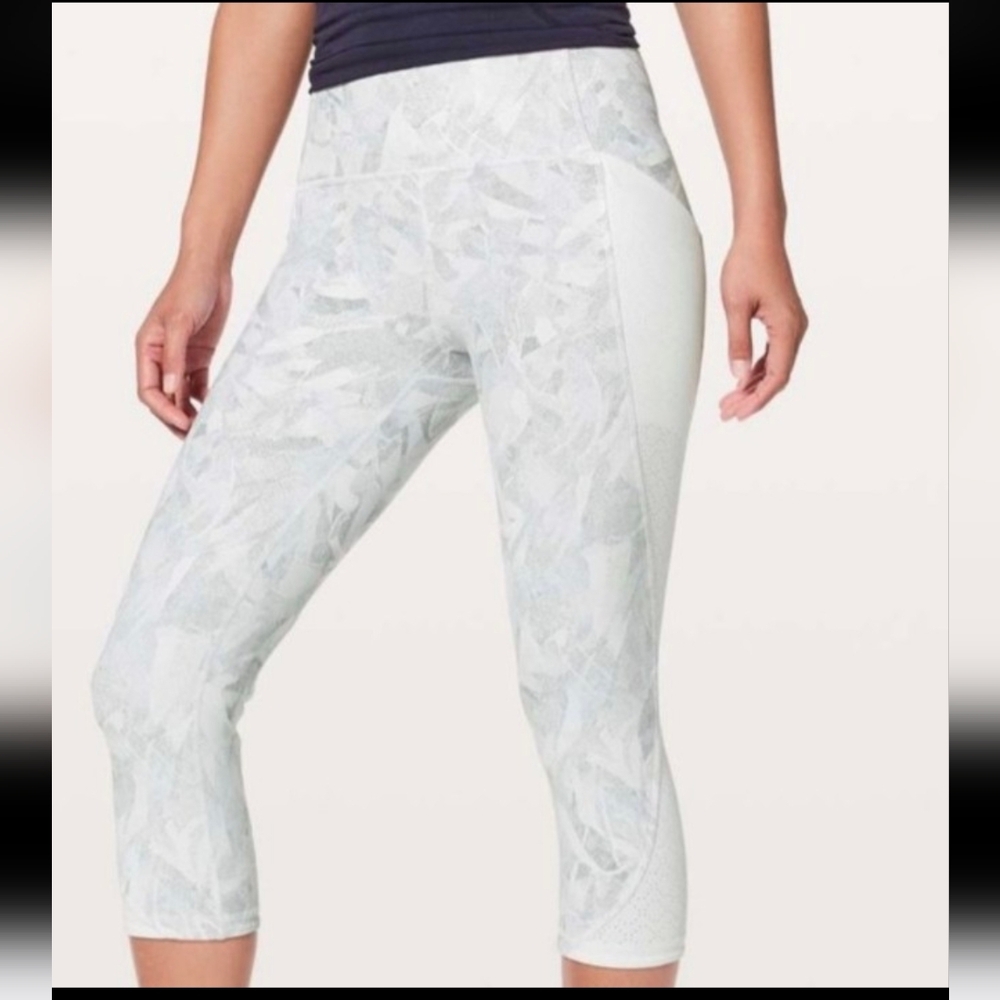 Lululemon Women's White Multi Capri Legging size 6